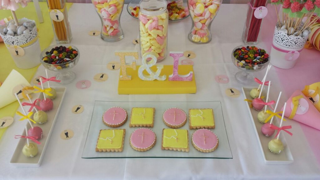 Mesa dulce de primera comunion rosa y amarilla